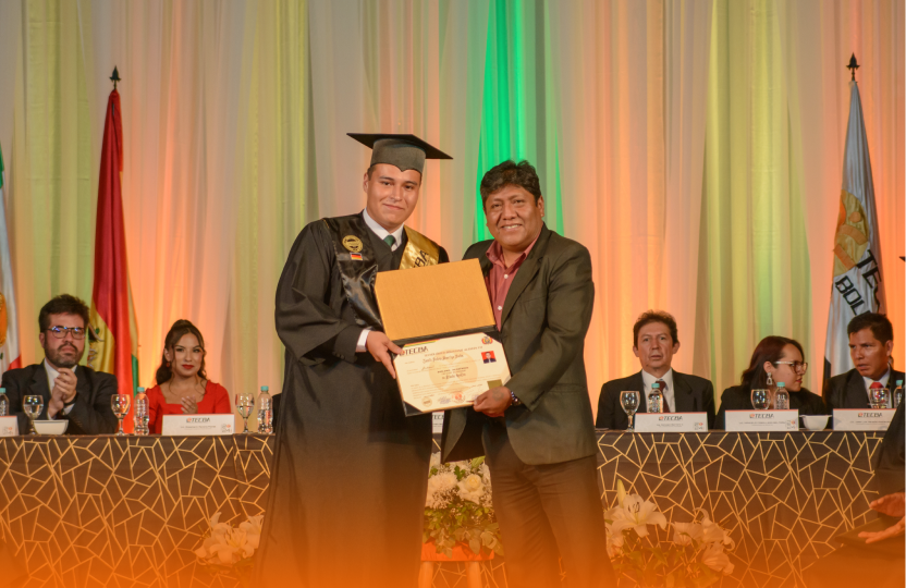 Lic. Edwin Morales, realiza la entrega de título a profesional tecnólogo